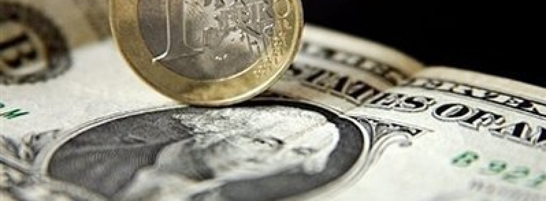 Kiedy najlepiej kupić euro i dolary na wakacje?