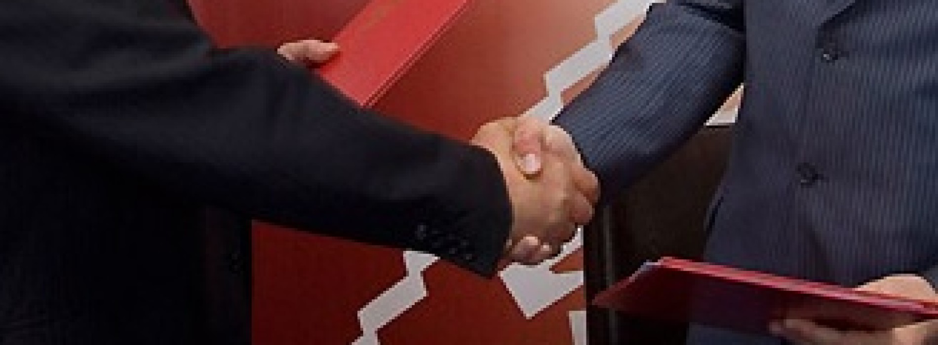 Jakie są ograniczenia w zawarciu umów pomiędzy spółką a jej udziałowcami?