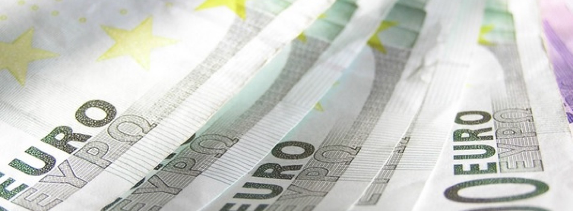 Euro straciło ponad 240 pipsów do dolara i jest poniżej poziomu 1.30