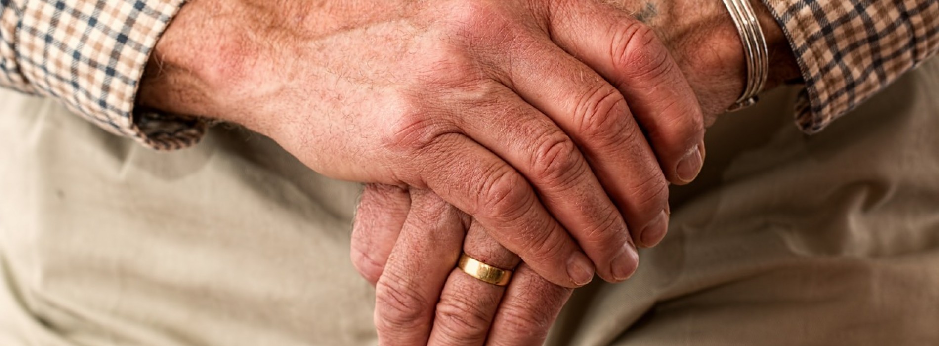 Jak zagwarantować sobie bezpieczną starość? Różnice między kontem oszczędnościowym a emerytalnym