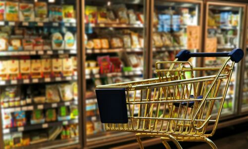 Wysoka inflacja zachwiała priorytetami konsumentów przy wyborze produktów. „Zielona” zmiana zachodzi jednak także w handlu
