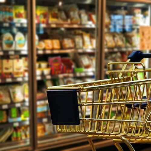 Wysoka inflacja zachwiała priorytetami konsumentów przy wyborze produktów. „Zielona” zmiana zachodzi jednak także w handlu