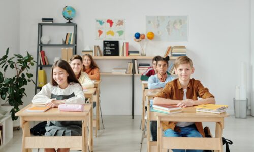 W dzisiejszych czasach, gdzie życie jest pełne niespodziewanych zdarzeń, ochrona naszych dzieci stała się priorytetem. Wraz z powrotem do szkół, rodzice zaczynają zastanawiać się nad najlepszymi sposobami zabezpieczenia zdrowia i bezpieczeństwa swoich dzieci. Ubezpieczenie szkolne staje się więc tematem numer jeden na rodzicielskich forach internetowych i spotkaniach. Przeanalizujmy, co dokładnie obejmuje ubezpieczenie szkolne oraz jakie korzyści może przynieść.