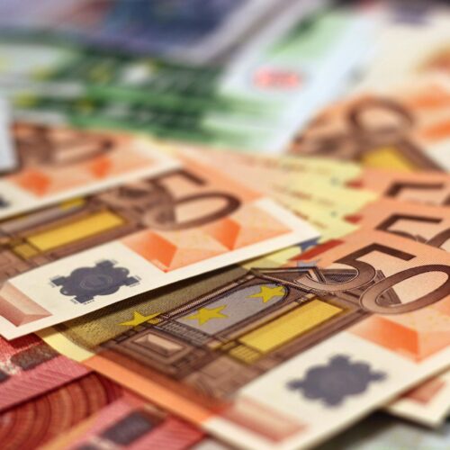 Jak znaleźć aktualne dotacje dla firmy? Praktyczny przewodnik krok po kroku